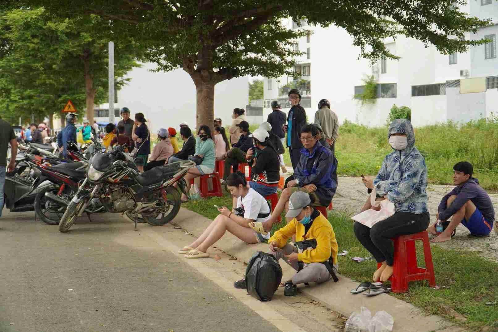 Dù phải chờ đợi khá lâu, hàng trăm người dân vẫn kiên nhẫn đứng đợi đến lượt với mong muốn chiếc xe – phương tiện thiết yếu sau lũ – sớm hoạt động trở lại.