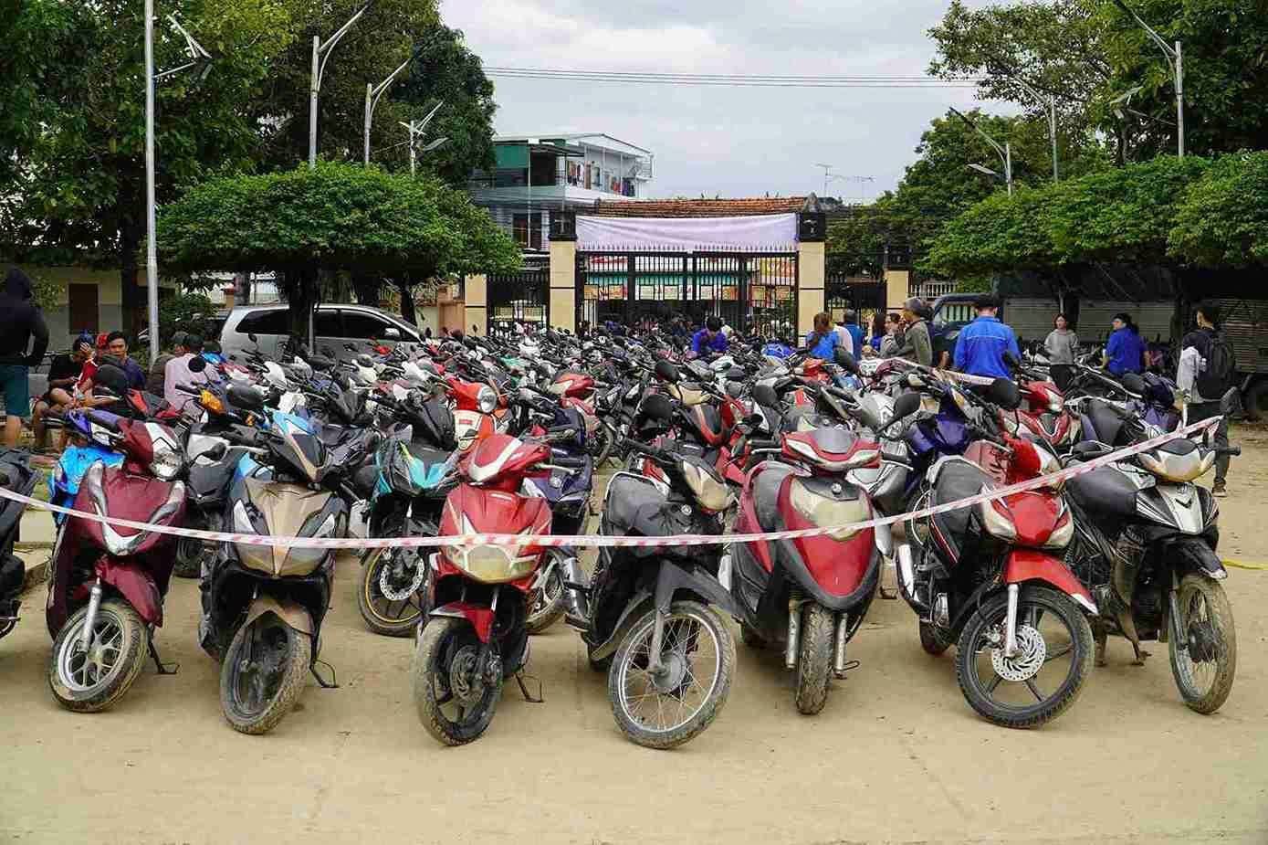 Trước đó vào hôm qua, chương trình diễn ra đồng thời tại ba địa điểm: Nhà Thiếu nhi Diên Khánh (đường Trần Quý Cáp, xã Diên Khánh); Nhà thờ giáo xứ Chợ Mới (296 Lương Định Của, phường Tây Nha Trang) và khu vực trước trụ sở HĐND – UBND phường Nam Nha Trang (tổ dân phố Thủy Tú).