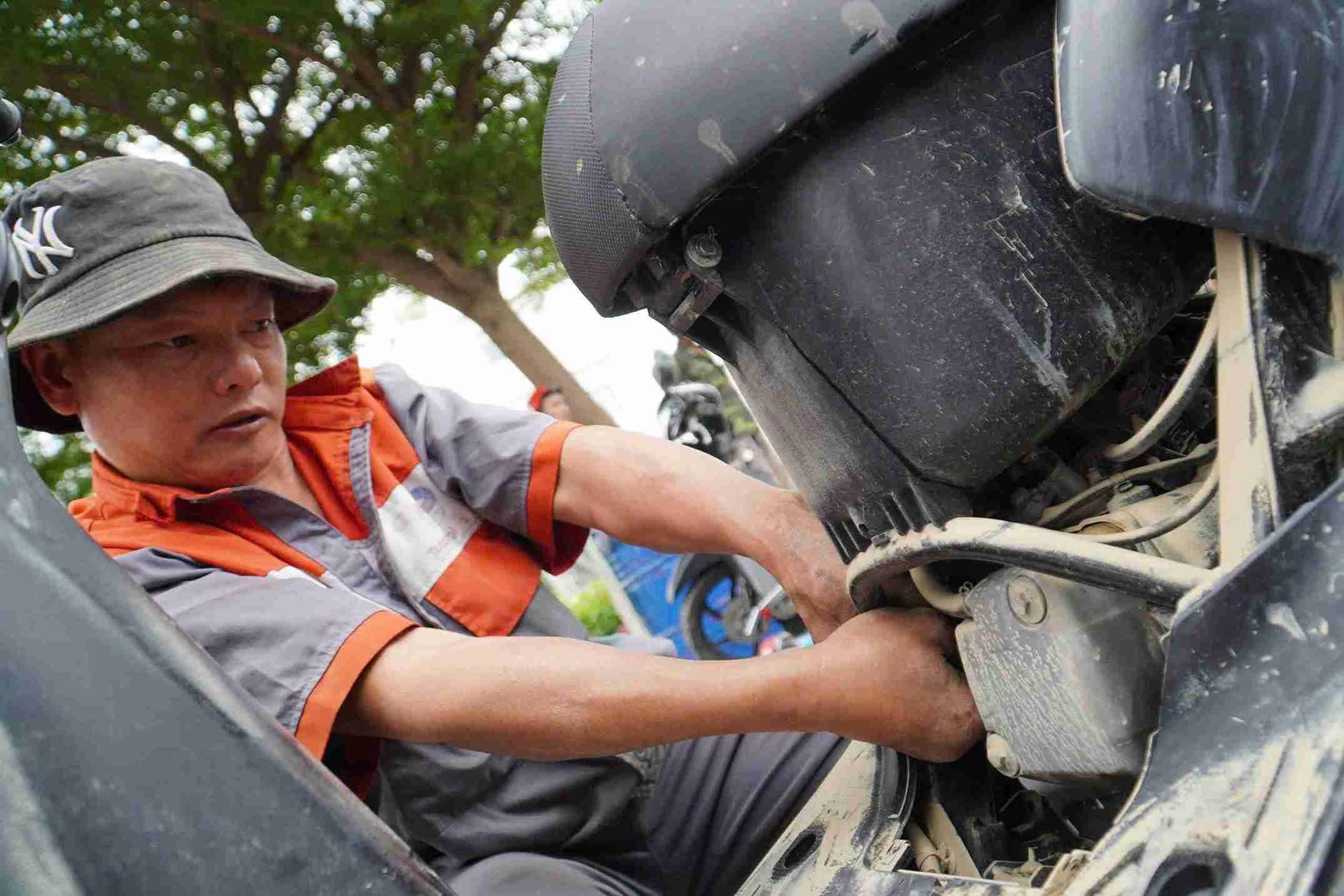 Theo các thợ sửa xe, đa số phương tiện bị ngập đều gặp tình trạng nước tràn vào ống pô, động cơ, đèn pha và toàn bộ hệ thống nhiên liệu. Công việc trước mắt là vệ sinh, xả nước, thay nhớt, thay bu-gi, làm sạch lọc gió; kiểm tra hệ thống điện, phanh, xích, đèn, ắc quy.