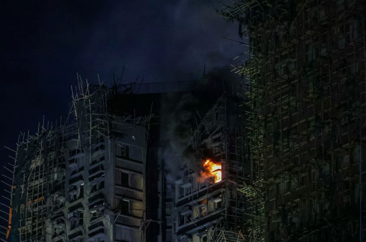 Lửa bùng phát trở lại lúc 23h ngày 27.11. Ảnh: Xinhua