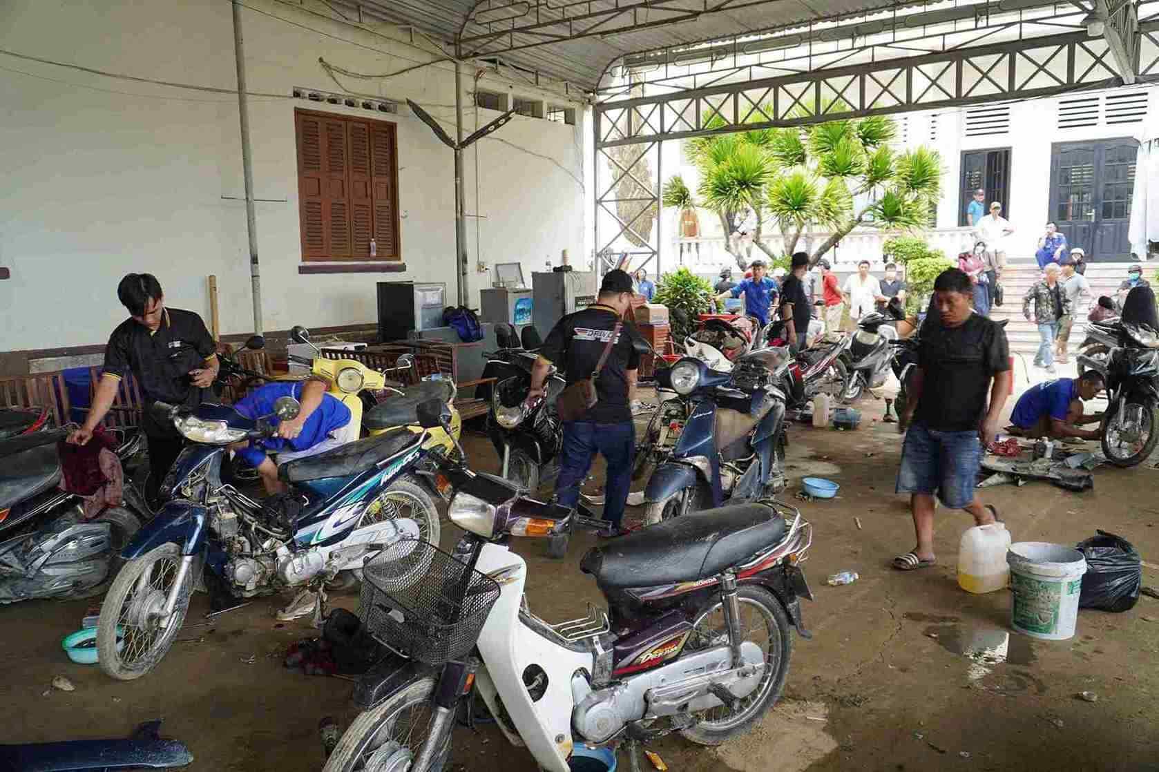 Đồng thời tư vấn người dân cách nhận diện hư hỏng sau ngập và bảo dưỡng xe đúng cách.