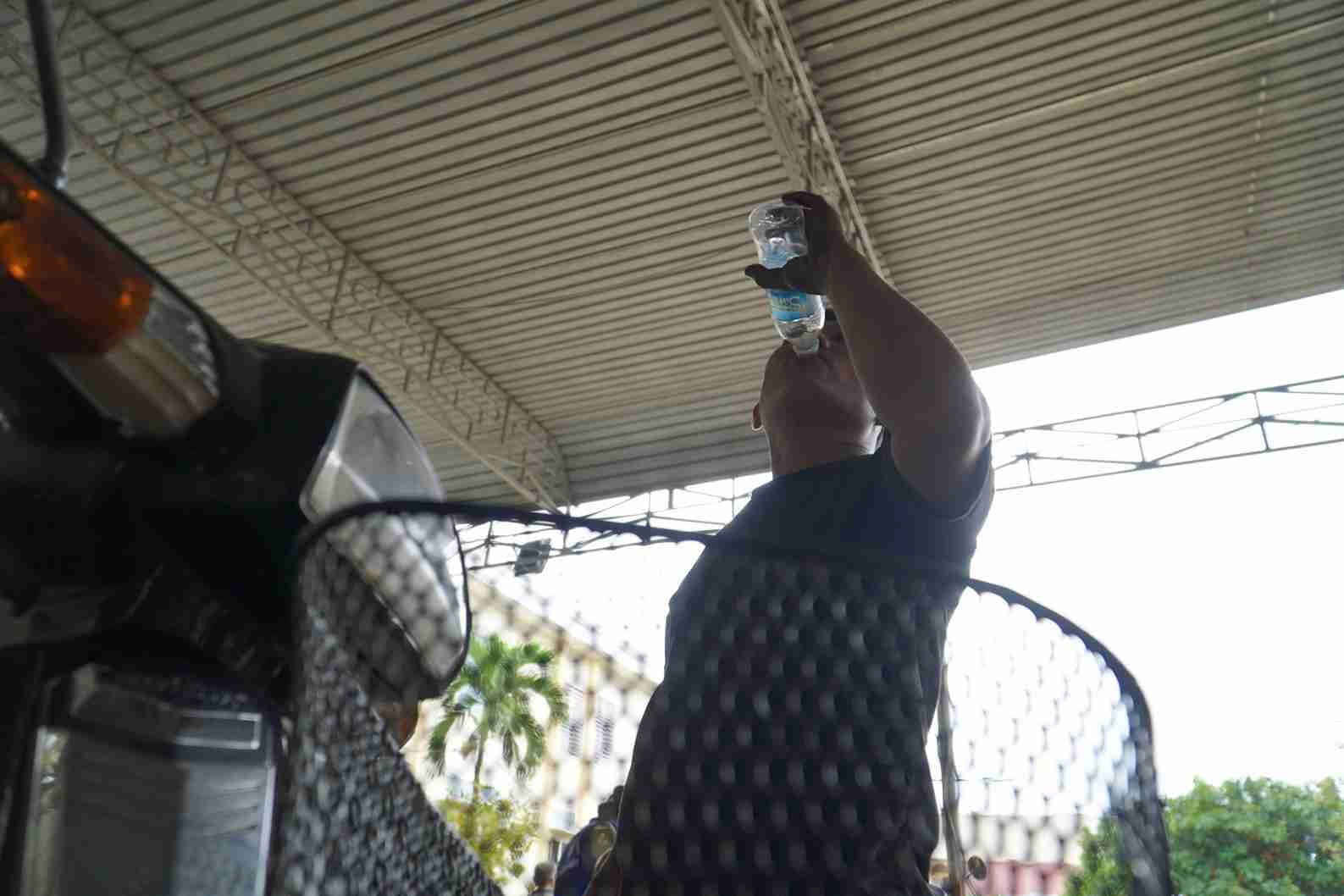 Anh Thành – một thành viên của đội sửa xe tình nguyện – cho biết: “Trước mắt, đoàn chỉ hỗ trợ xử lý các trường hợp xe bị ngập nước, thay dầu, vệ sinh hệ thống nhiên liệu, thay bu-gi và lọc gió miễn phí. Anh em xác định giúp bà con là chính nên ai cũng tự tin làm việc liên tục, còn nghỉ ngơi tính sau”.