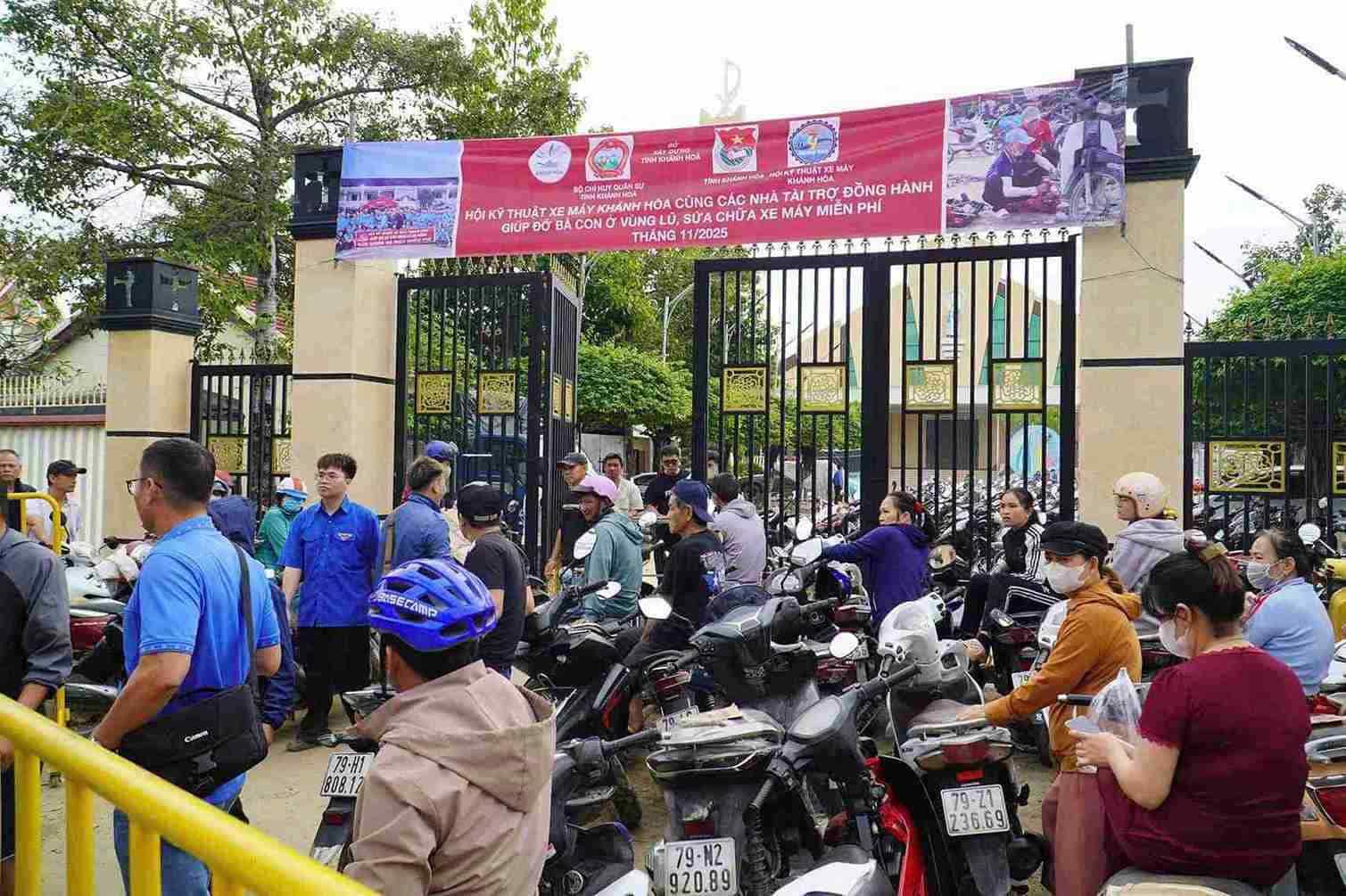 Ngay từ sáng 28.11, người dân liên tục đưa xe đến các điểm sửa chữa.  Riêng tại điểm Nhà thờ giáo xứ Chợ Mới, hàng trăm xe xếp hàng dài chờ đến lượt. Các thợ kỹ thuật và tình nguyện viên hoạt động hết công suất, không ngơi tay để hỗ trợ bà con.