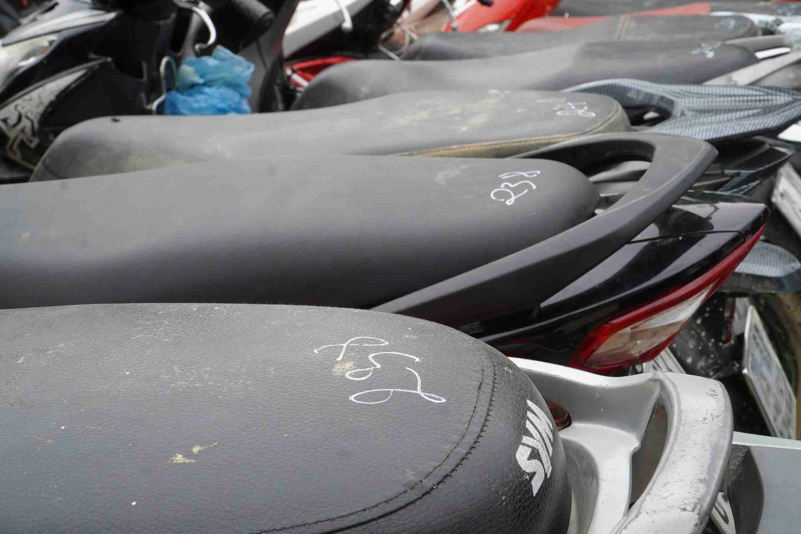 Chiều 27.11, dòng người tiếp tục đưa xe tới các điểm sửa chữa khiến bãi giữ xe quá tải. Tình nguyện viên phải đánh số xe, ghi tên và số điện thoại để thuận tiện liên lạc khi xe hoàn thành sửa chữa trong hôm nay và ngày mai.