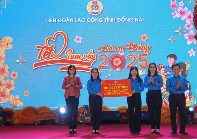 Phó Chủ tịch UBND tỉnh Đồng Nai Nguyễn Thị Hoàng trao hỗ trợ 30 tỉ đồng từ UBND tỉnh Đồng Nai nhằm chăm lo cho đoàn viên, người lao động có hoàn cảnh khó khăn dịp Tết Nguyên đán Ất Tỵ năm 2025. Ảnh: HAC