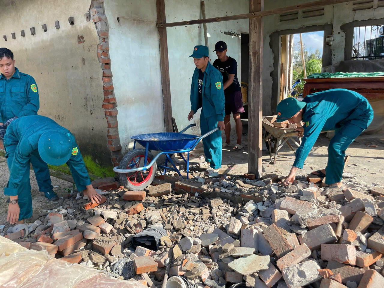 Tỉnh Gia Lai huy động các lực lượng hỗ trợ người dân khắc phục hậu quả sau bão.