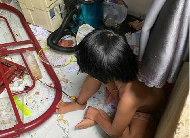 Đắk Lắk làm rõ vụ bé gái bị cha xích chân trong căn phòng bẩn thỉu