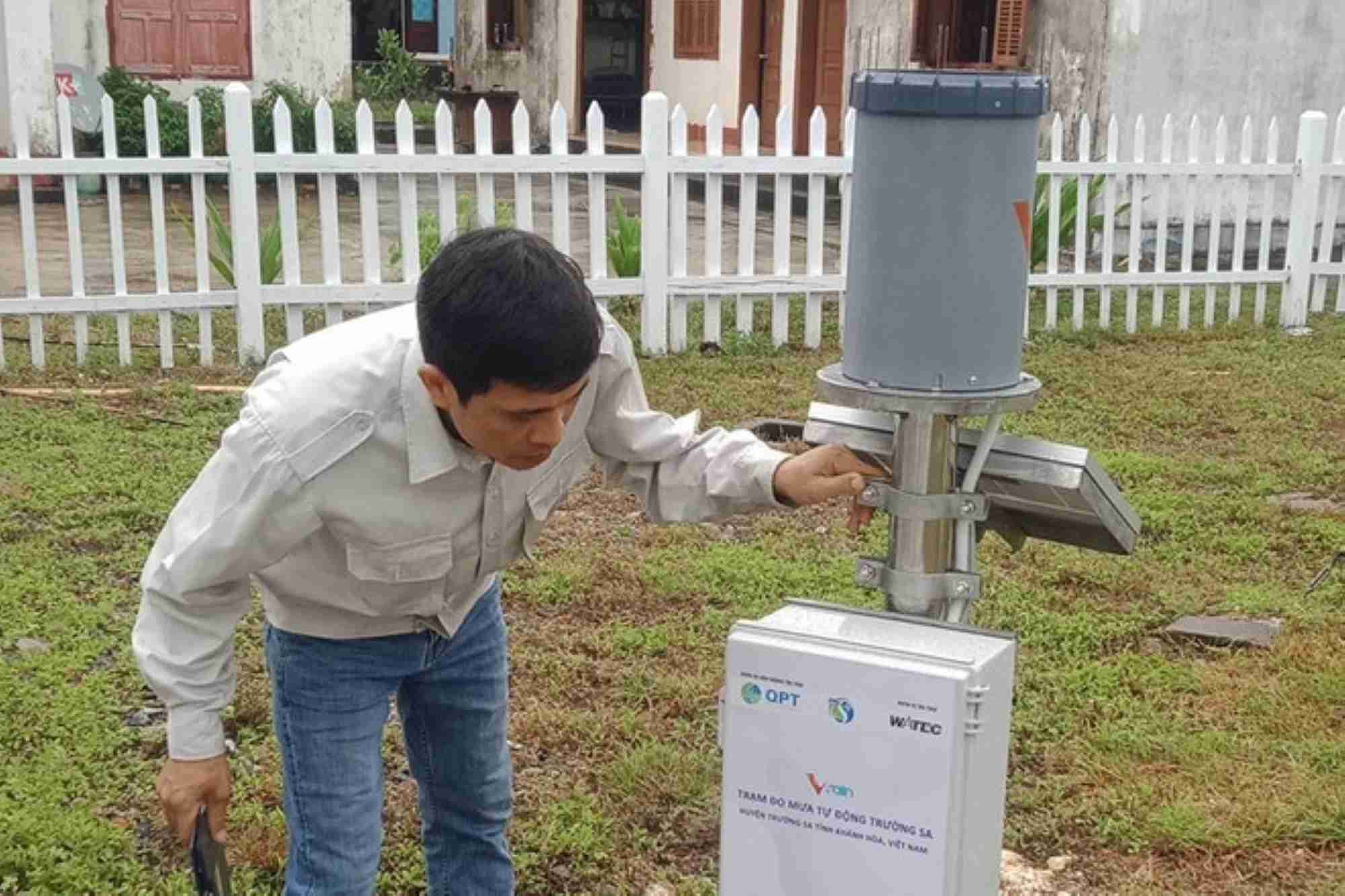 Quan trắc viên Trạm Khí tượng Hải văn Trường Sa nghiên cứu lắp đặt hệ thống đo mưa tự động. Ảnh: TCKTTV