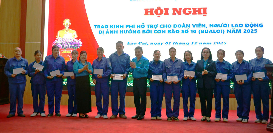 Lãnh đạo Liên đoàn Lao động tỉnh Lào Cai trao hỗ trợ cho đại diện các công đoàn cơ sở. Ảnh: Bảo Nguyên
