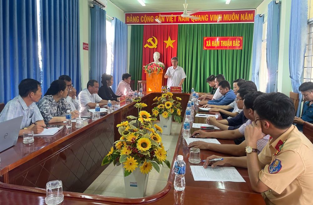 Ông Nguyễn Minh - Phó Chủ tịch UBND tỉnh Lâm Đồng đi kiểm tra tình hình ngập lụt và triển khai công tác khắc phục tại các địa phương vào sáng 5.12. Ảnh: Duy Tuấn