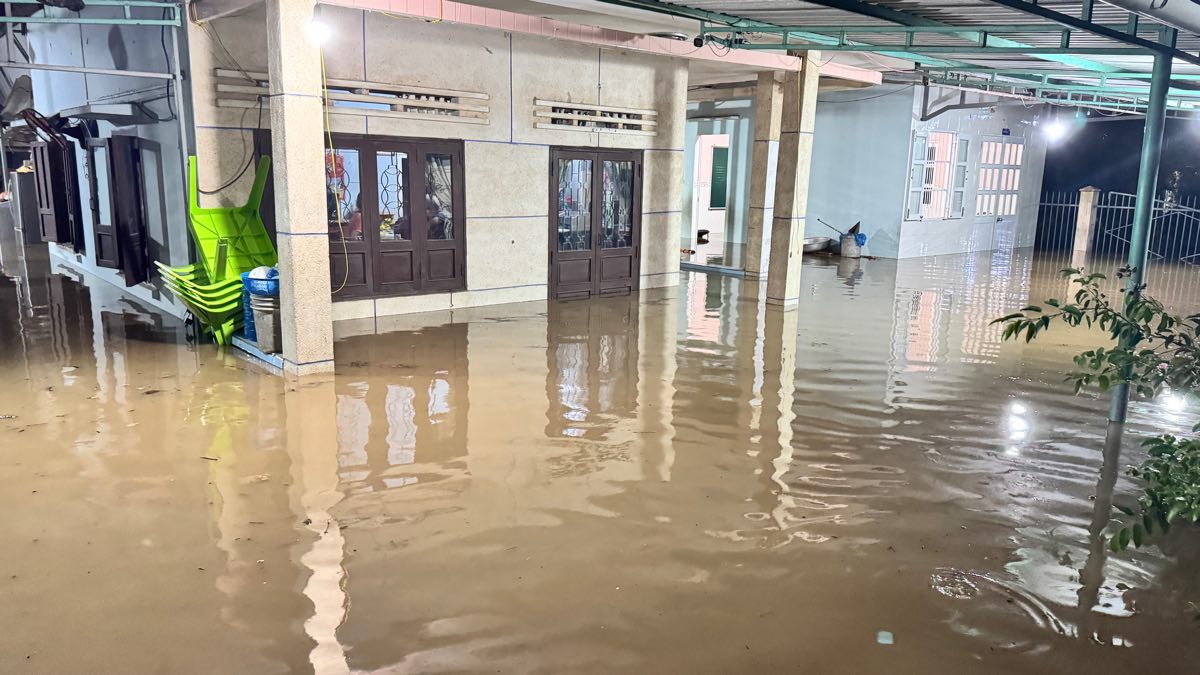 Nhà dân bị ngập đến nửa nhà. Ảnh: Duy Tuấn