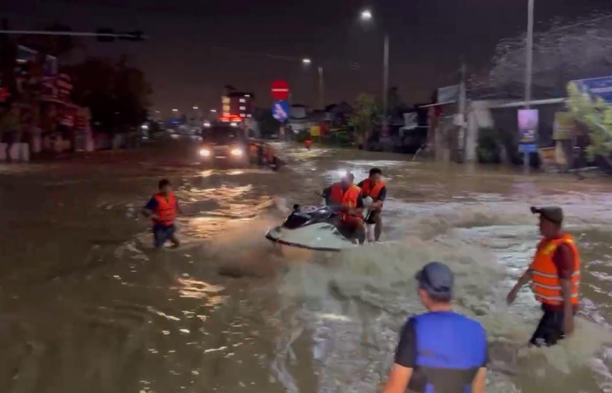 Mô tô nước cứu hộ người dân tại phường Hàm Thắng. Ảnh: Duy Tuấn