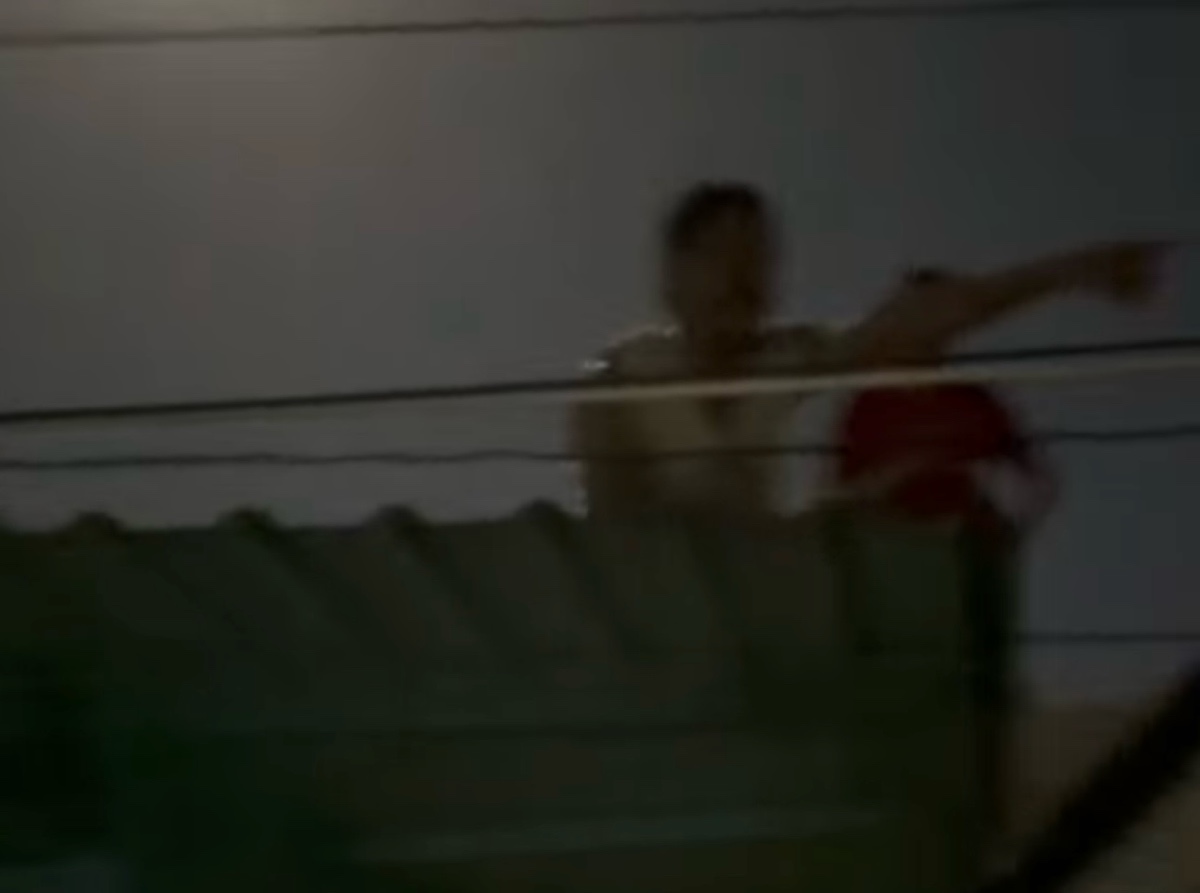 Người dân leo lên mái nhà ở khu vực Phú Long, phường Hàm Thắng để chờ cứu hộ. Ảnh: Minh Khoa