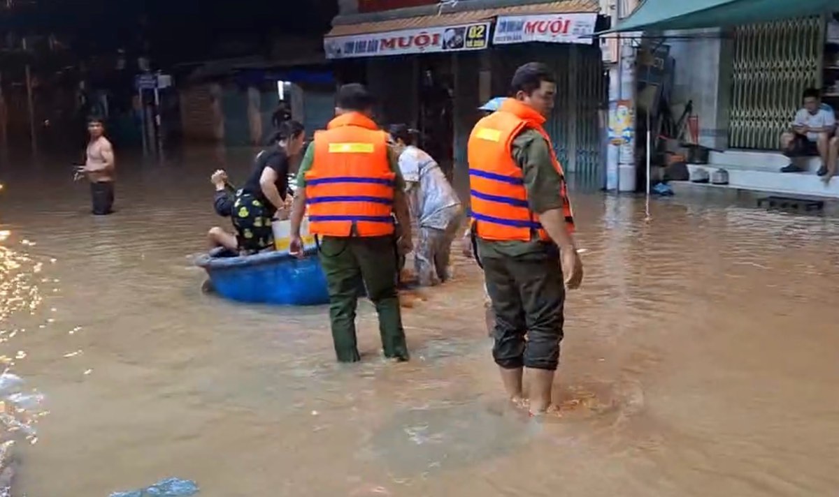 Dùng thuyền thúng để chèo cứu hộ người dân. Ảnh: Duy Tuấn