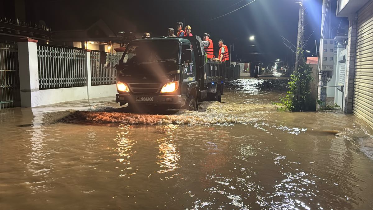 Dùng xe tải gầm cao di dời người dân. Ảnh: Duy Tuấn