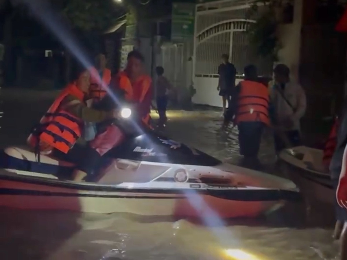 Mô tô nước len lỏi vào khu vực lưu vực Sông Cái để cứu người dân. Ảnh: Duy Tuấn