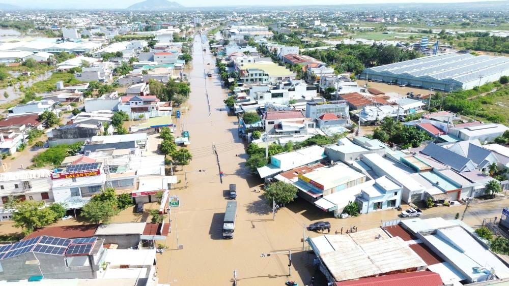 Quốc lộ 1 đoạn km1700 vẫn còn ngập, sáng 5.12. Ảnh: Duy Tuấn