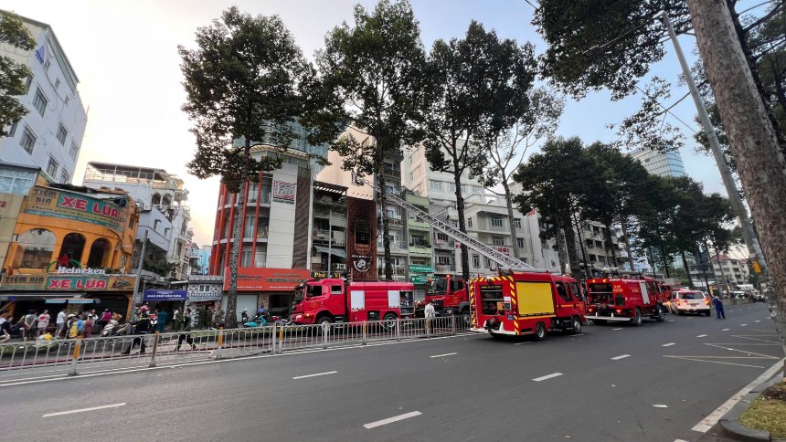 Cơ quan chức năng đang Phong tỏa hiện trường vụ cháy. Ảnh: Anh Tú