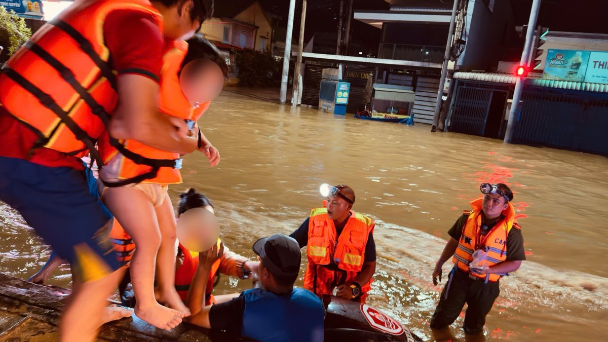 Người dân được mô tô nước cứu trong khu vực ngập sâu ra ngoài. Ảnh: Duy Tuấn