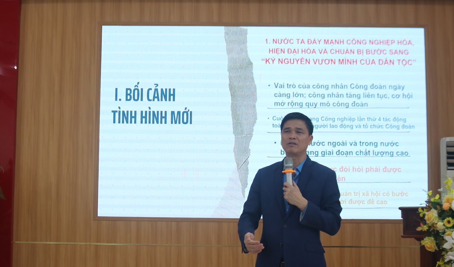 Theo Phó Chủ tịch Ngọ Duy Hiểu, việc hiểu rõ bối cảnh tình hình mới rất quan trọng trong công tác truyền thông công đoàn. Ảnh: X.H