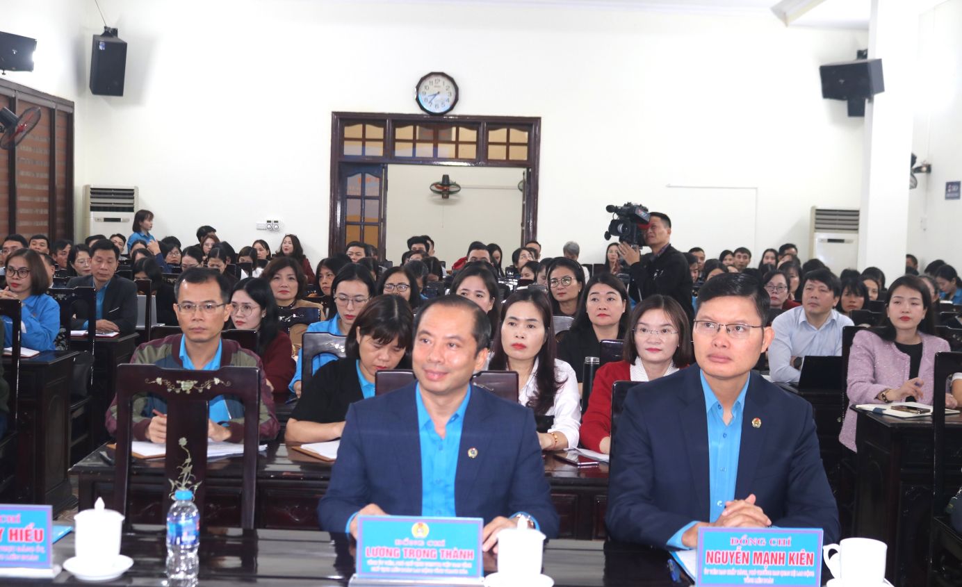 Lãnh đạo Tổng LĐLĐ Việt Nam, LĐLĐ tỉnh Thanh Hóa và các đại biểu dự hội nghị. Ảnh: X.H