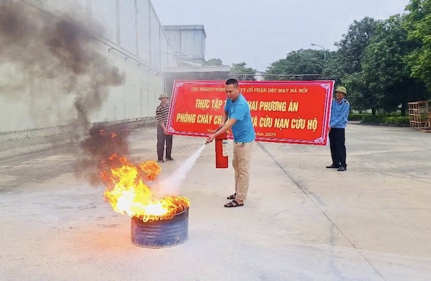 Người lao động thực hành tình huống. Ảnh: CĐCT