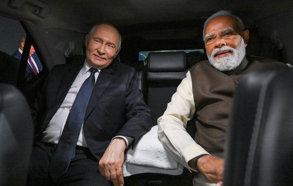 Ông Putin và ông Modi đi chung xe. Ảnh: TASS
