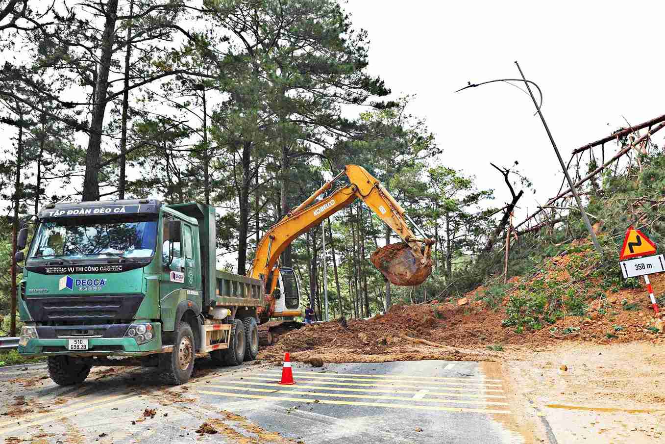 Sau nhiều nỗ lực khắc phục sạt lở, đèo Prenn đã tạm thời thông xe trở lại. Ảnh: Phúc Khánh