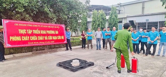 Người lao động thực tập phòng cháy chữa cháy