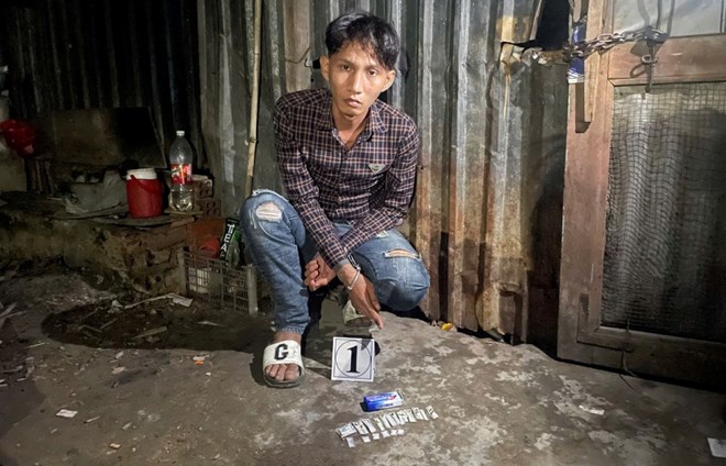 Phát hiện thanh niên cất giấu 20 bịch ma túy