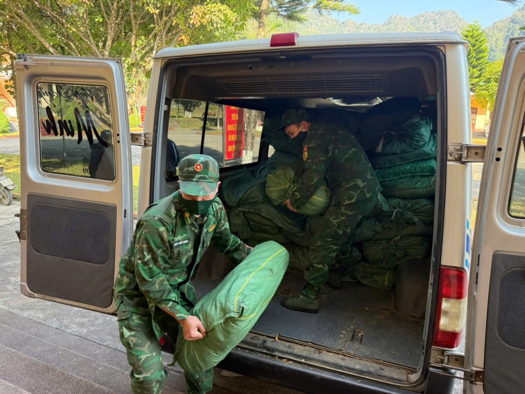 Phát hiện, thu giữ hơn 3 tấn hàng hóa không rõ nguồn gốc Phát hiện, thu giữ hơn 3 tấn hàng hóa không rõ nguồn gốc