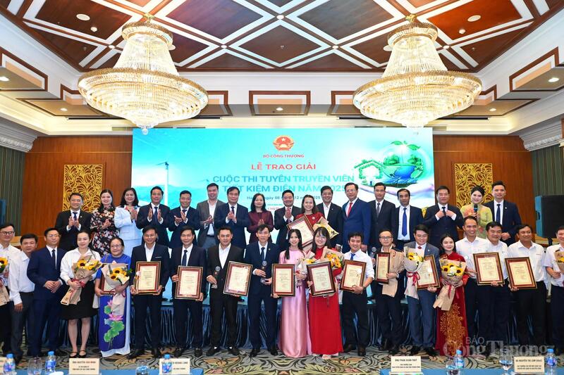 Các cá nhân, đơn vị đạt giải cùng chụp ảnh lưu niệm với Hội đồng Chung khảo tại lễ trao giải cuộc thi. Ảnh: Nam Nguyễn