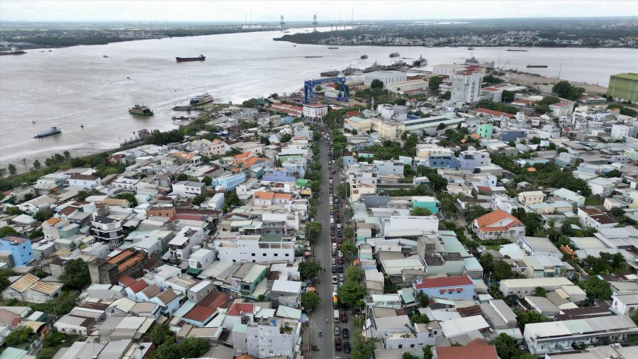 Chưa có cầu Cần Giờ, xe cộ phải xếp hàng dài chờ qua phà Bình Khánh. Ảnh: Minh Quân