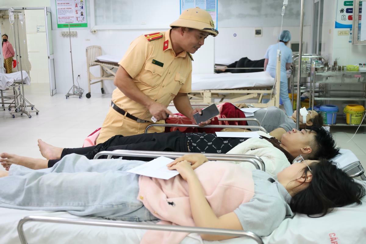 Lực lượng cảnh sát giao thông thăm hỏi và thu thập thông tin vụ tai nạn.