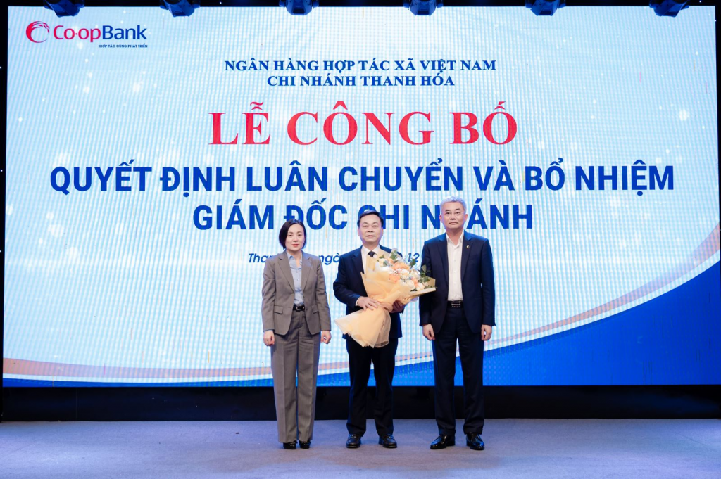 Ông Nguyễn Quốc Cường - Chủ tịch HĐQT Co-opBank và Bà Phạm Thị Hồng Minh - Tổng Giám đốc Co-opBank trao Quyết định và tặng hoa chúc mừng ông Trịnh Huy Thành - Giám đốc Co-opBank Chi nhánh Thanh Hoá được điều động, luân chuyển giữ chức vụ Giám đốc Co-opBank Chi nhánh Sở Giao dịch Ông Nguyễn Quốc Cường - Chủ tịch HĐQT Co-opBank và Bà Phạm Thị Hồng Minh - Tổng Giám đốc Co-opBank trao Quyết định và tặng hoa chúc mừng ông Trịnh Huy Thành - Giám đốc Co-opBank Chi nhánh Thanh Hoá được điều động, luân chuyển giữ chức vụ Giám đốc Co-opBank Chi nhánh Sở Giao dịch
