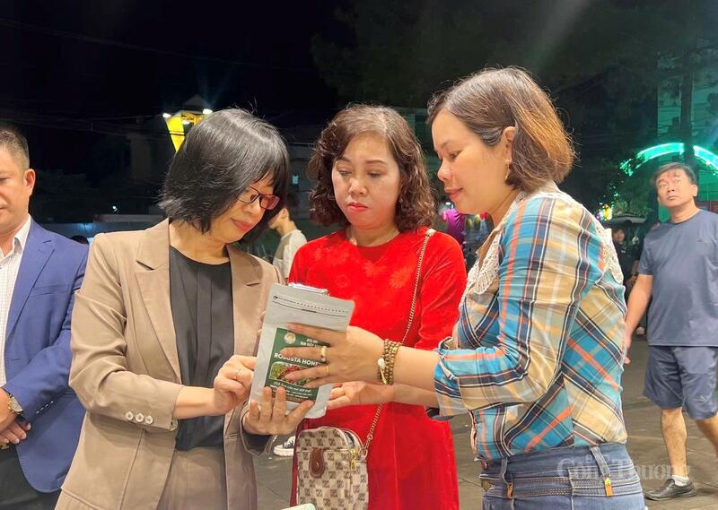 Hai phiên chợ góp phần quảng bá thế mạnh nông sản và hàng hóa đặc trưng của vùng đồng bào dân tộc thiểu số Gia Lai đến với người tiêu dùng trong và ngoài tỉnh. Ảnh: Hiền Mai