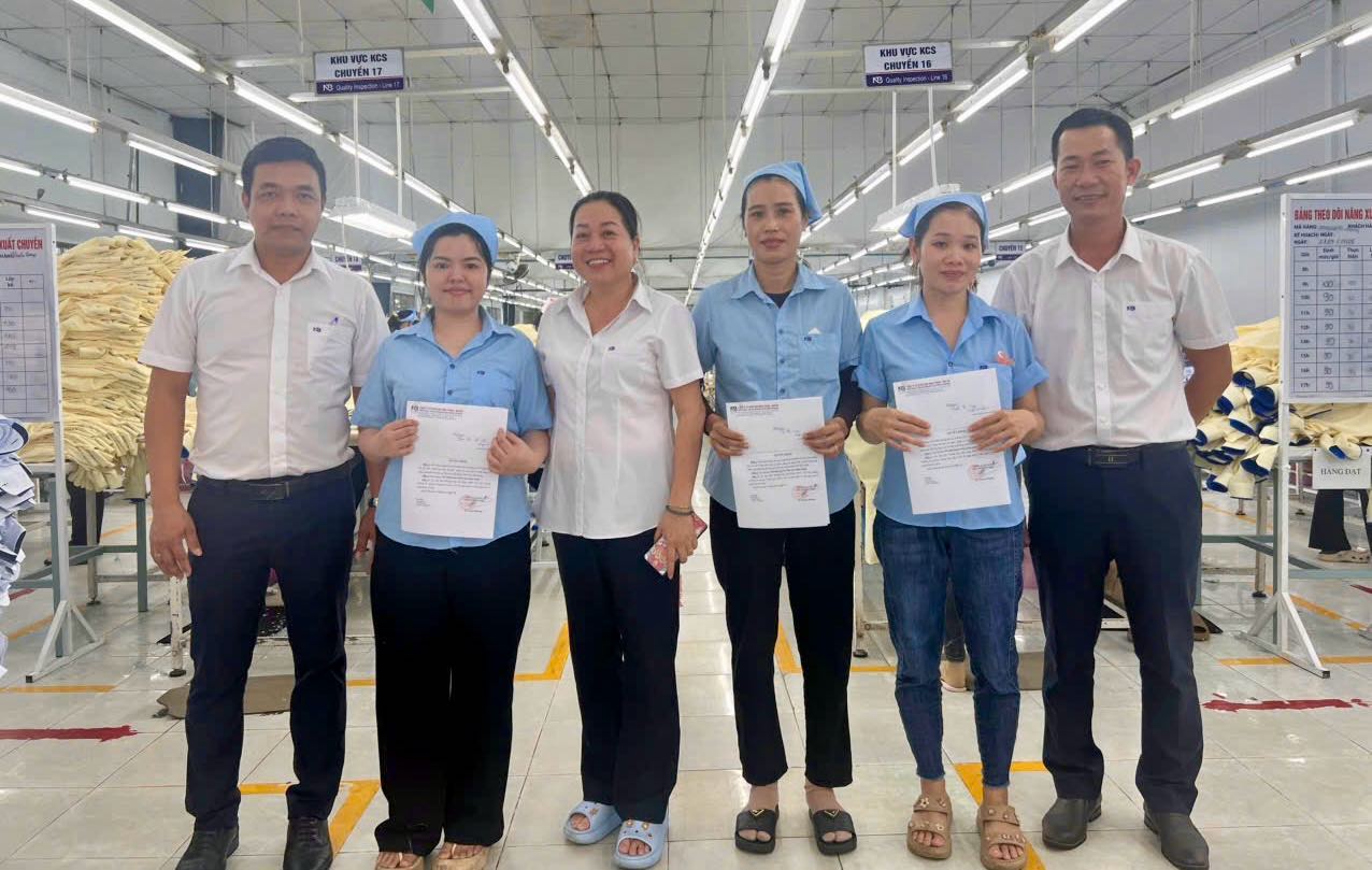 Thưởng chuyền may có nhiều công nhân đạt thao tác đẹp trong tuần. Ảnh: Phạm Duy