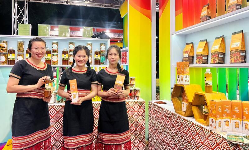 Ban Tổ chức kỳ vọng sau phiên chợ, nhiều mặt hàng của bà con có thể bước vào các kênh phân phối chuyên nghiệp, hướng tới xuất khẩu. Ảnh: Hiền Mai