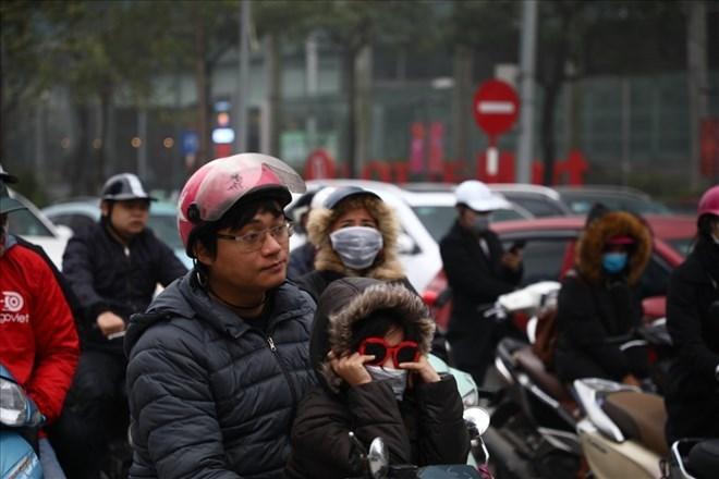 Hà Nội đề nghị các trường tạm dừng hoặc điều chỉnh thời gian làm việc, học tập nếu không khí ô nhiễm nghiêm trọng. Ảnh: Văn Thắng