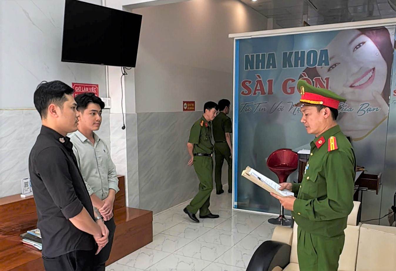 Cơ quan điều tra tống đạt các quyết định khởi tố bị can đối với các đối tượng liên quan. Ảnh: Công an tỉnh Lâm Đồng cung cấp