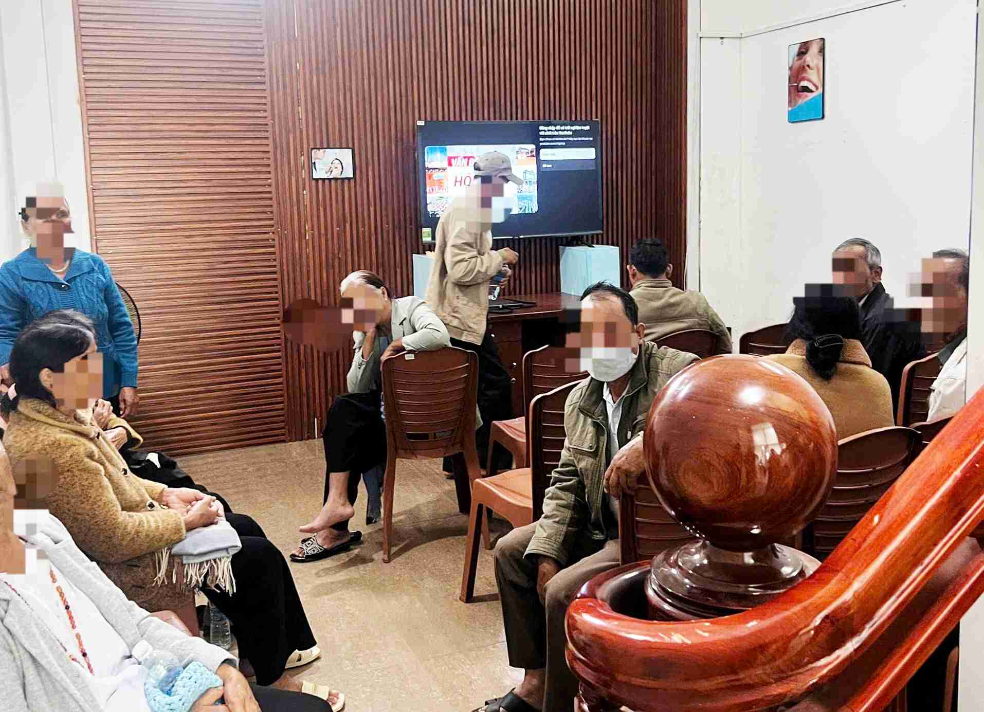 Hầu hết khách hàng tới khám, trồng và nhổ răng tại các phòng khám nha khoa “chui” là người cao tuổi. Ảnh: Phúc Khánh