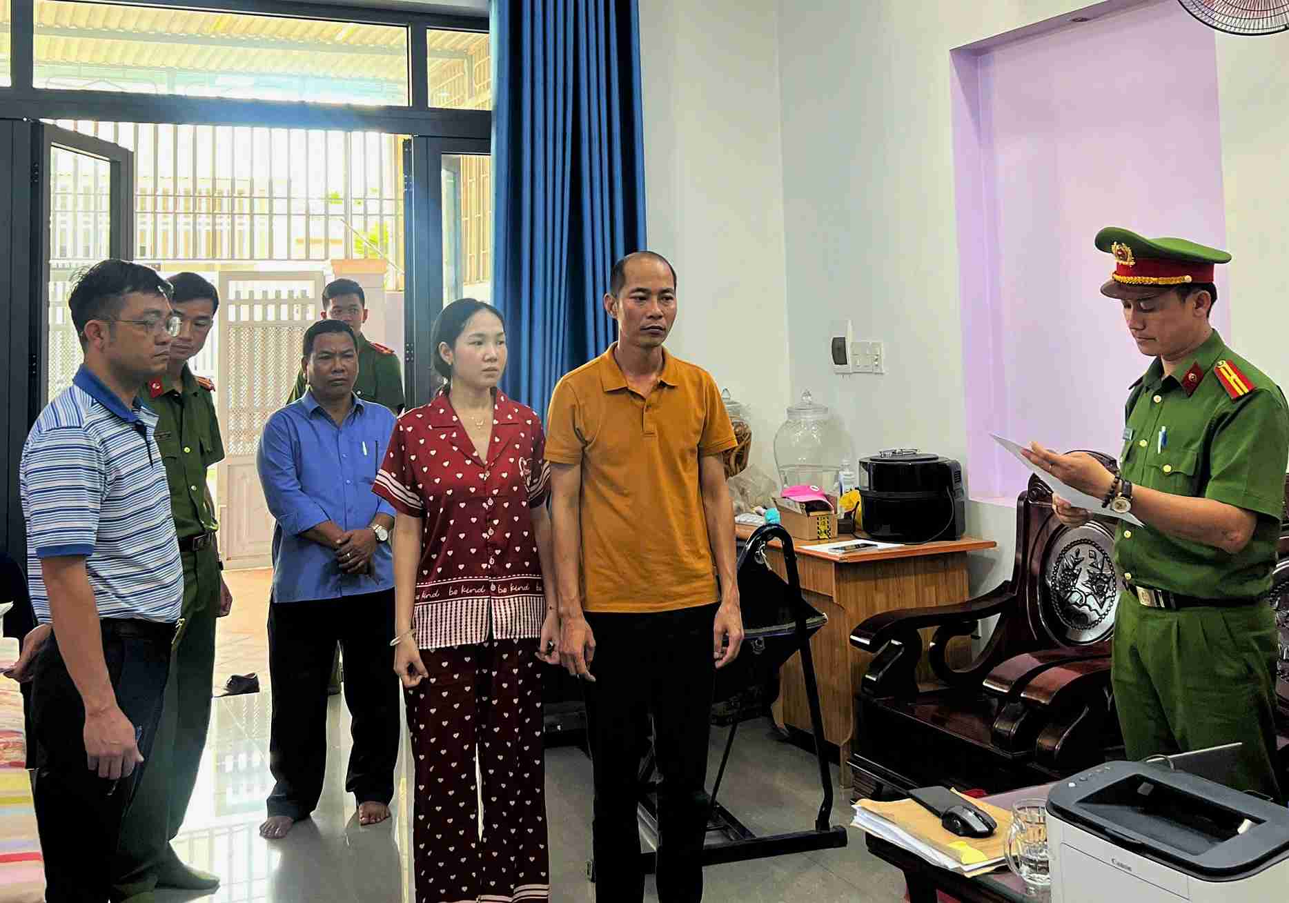 Cơ quan Điều tra Công an tỉnh Lâm Đồng tống đạt các quyết định khởi tố vụ án, khởi tố bị can và thi hành lệnh khám xét Phòng khám Nha khoa 20 Đức Trọng. Ảnh: Công an tỉnh Lâm Đồng cung cấp