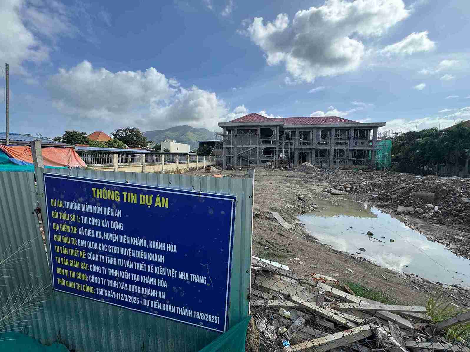 Trong khi học sinh phải học tập tại cơ sở xuống cấp thì dự án xây mới lại chậm tiến độ, chưa rõ ngày hoàn thành. Ảnh: Hữu Long