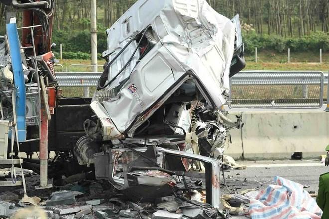 Khởi tố vụ tai nạn trên cao tốc khiến 2 người tử vong