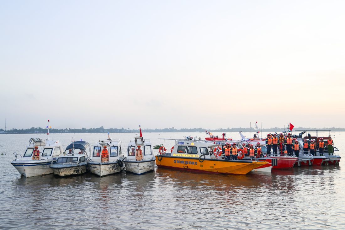 Các lực lượng Cảnh sát giao thông, PCCC diễu hành trên tuyến Sông Hậu. Ảnh: Công an Cần Thơ