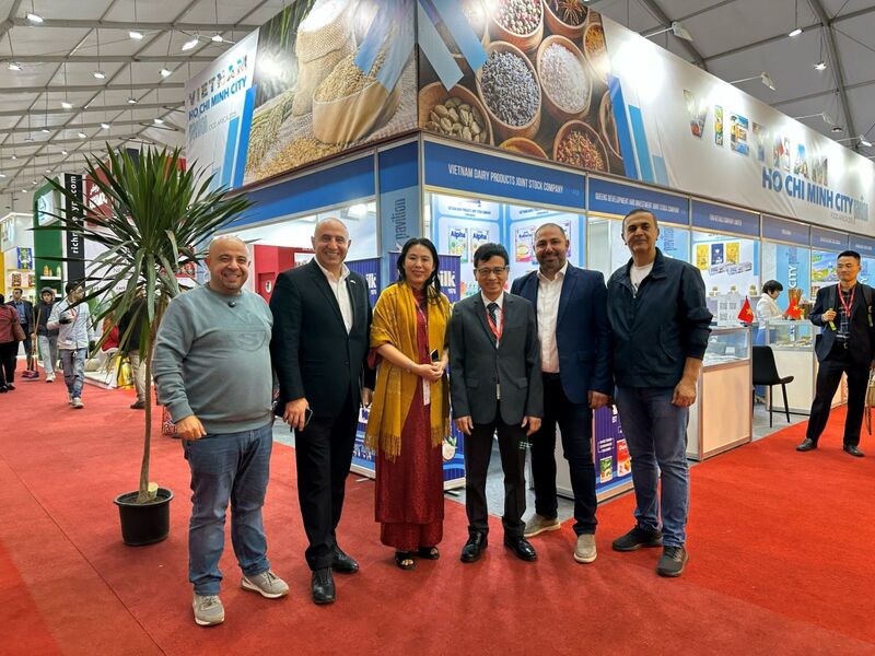 Bà Hồ Thị Quyên, Phó Giám đốc ITPC tiếp các doanh nghiệp Lebanon tại gian hàng của thành phố Hồ Chí Minh.