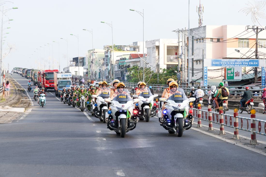 Các lực lượng diễu hành trên các tuyến đường. Ảnh: Công an Cần Thơ