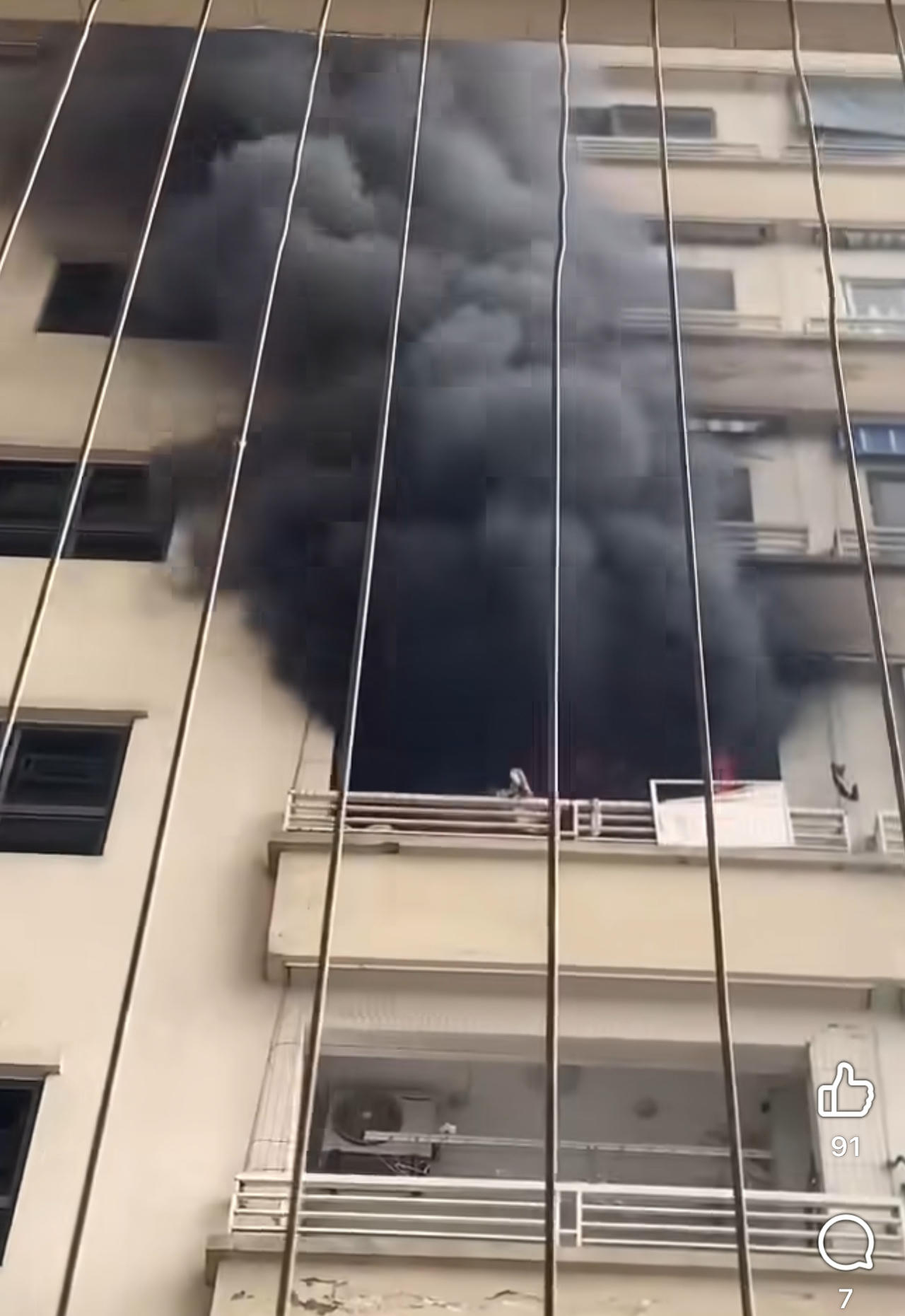 Cột khói đen ngòm bốc lên từ đám cháy (Ảnh cắt từ clip)