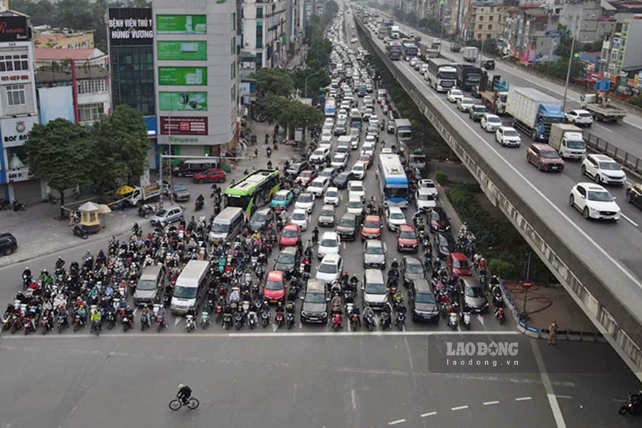 Tại nút giao 4 tầng (Nguyễn Trãi - Khuất Duy Tiến) - nơi trước đó vẫn nhức nhối tình trạng vượt đèn đỏ thì nay người đi đường đã chấp hành tốt hơn.