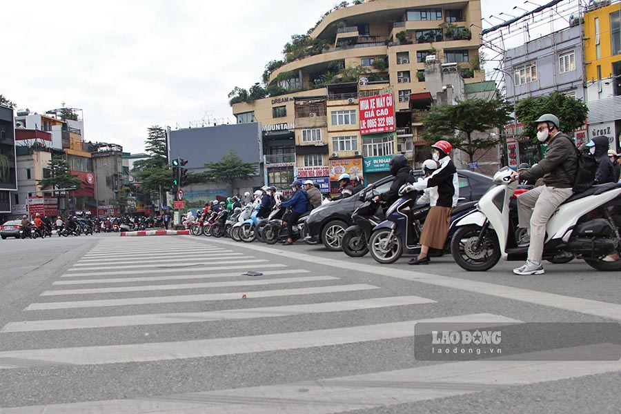 Các phương tiện xếp hàng “thẳng như kẻ chỉ” trên đường Ô Chợ Dừa.